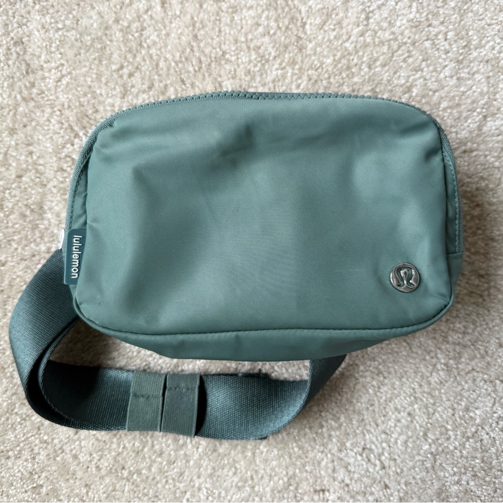 lululemon athletica women’s Sage green Crossbody Belt Bag 1L